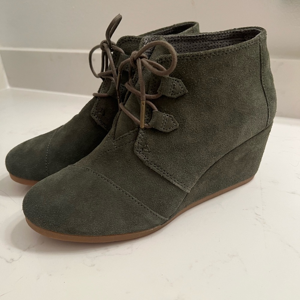 Toms Olive Green 100% Suede Wedge Boot Heel size 9 New